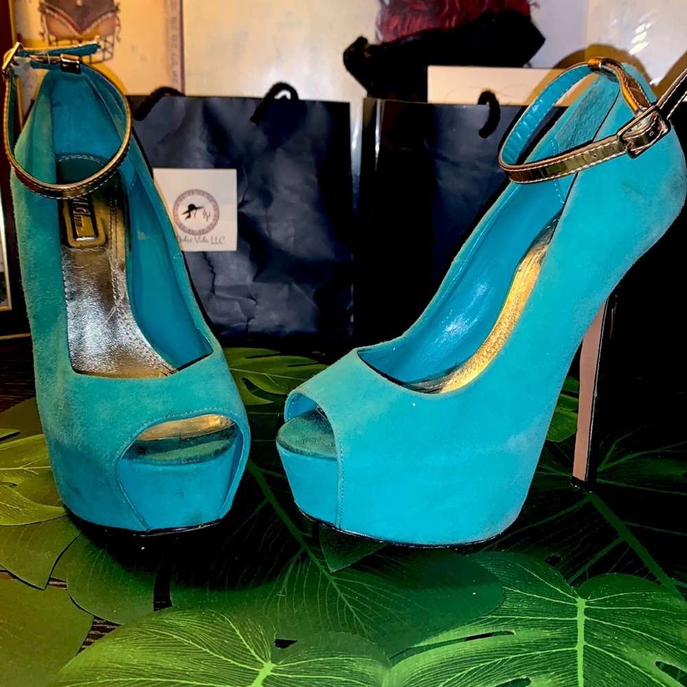 Turquoise suede peep toe pumps